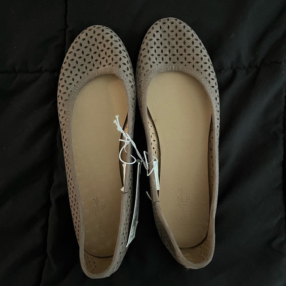 Universal thread flats NWT - Picture 1 of 4